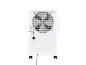 Parte traseira de um refrigerador de ar branco com ventoinha, tubo de drenagem e cabo de alimentação.