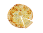 Pizza de quatro queijos com uma fatia cortada em fundo preto.