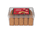 Embalagem transparente de biscoitos em forma de folha de amêndoa com rótulo vermelho de Natal.