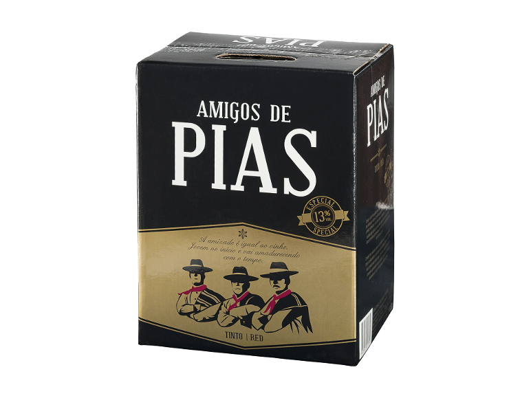 Caixa de vinho preta e dourada com um desenho de três homens e texto sobre amizade e vinho.