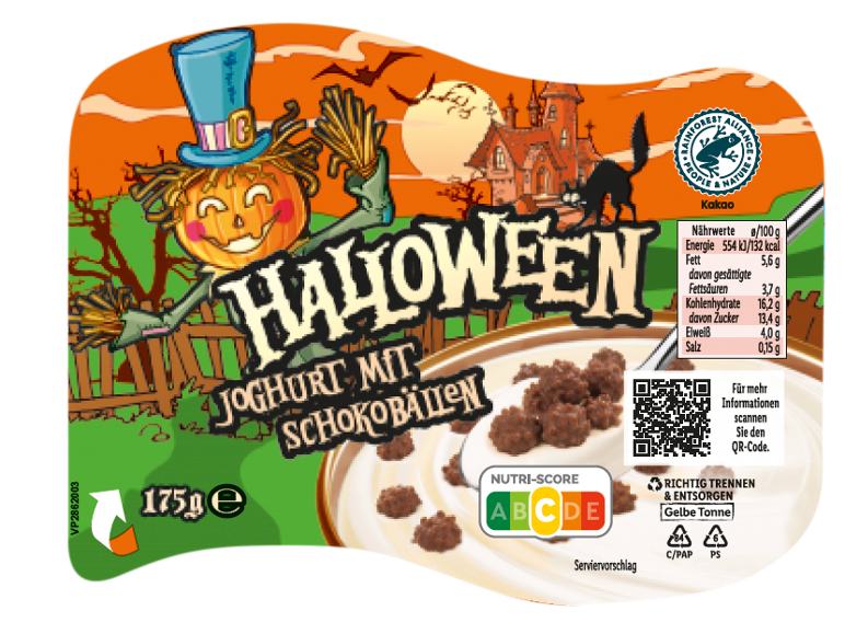 Iogurte de Halloween com bolas de chocolate, espantalho de abóbora e casa assombrada.