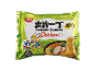 Pacote de noodles instantâneos com sabor a frango, com desenho de um rapaz e uma tigela de ramen.