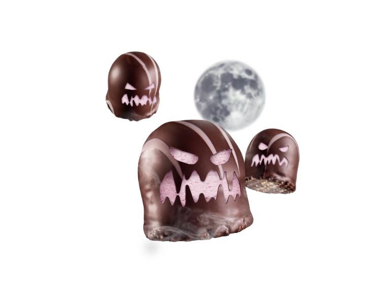 Fantasmas de chocolate com caras assustadoras e uma lua ao fundo, rodeados por fumo.