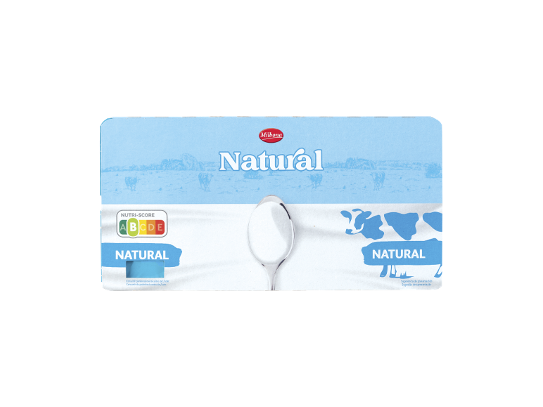 Embalagem de iogurte natural com colher, vacas e classificação Nutri-Score.