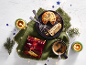 Panettone, café e decorações de Natal com velas numa mesa de madeira branca.