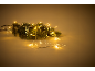 Grinalda de Natal com luzes e bagas brancas sobre fundo bege.