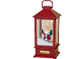 Lanterna de Natal vermelha com figura do Pai Natal, segurando uma árvore e uma lanterna, rodeado por neve.