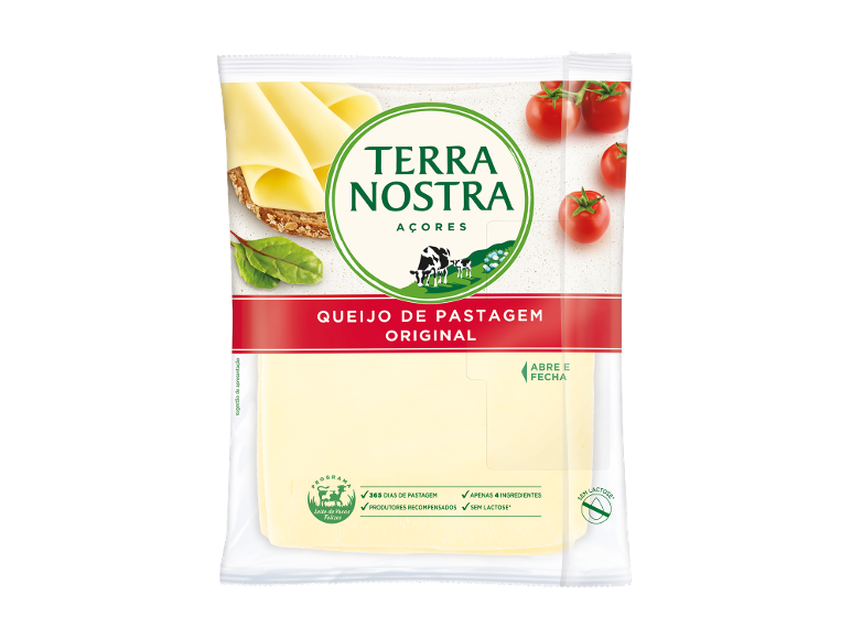 Embalagem de queijo fatiado com tomates e pão, rotulada como «sem lactose».