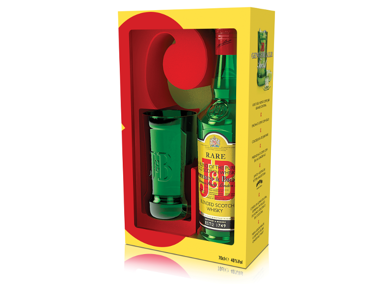 Conjunto de oferta com uma garrafa de whisky escocês e um copo verde, com receita de cocktail.