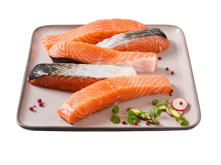 Filetes de salmão fresco com e sem pele, guarnecidos com espargos, rabanetes e pimenta rosa.