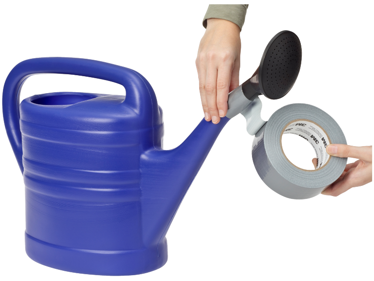 Regador azul com chuveiro e fita adesiva.