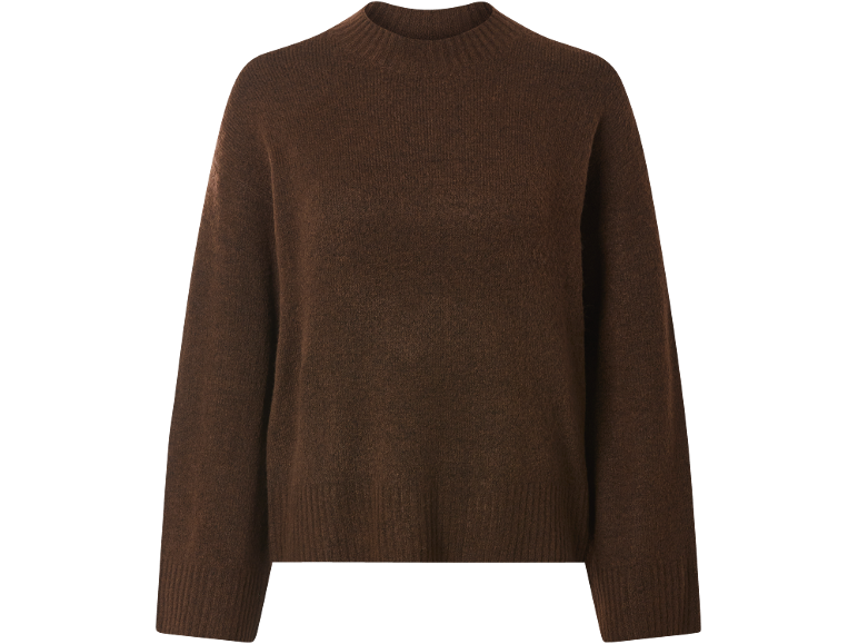 Camisola de malha castanha com gola alta.