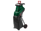 Triturador elétrico verde com pega vermelha e saco de recolha preto.