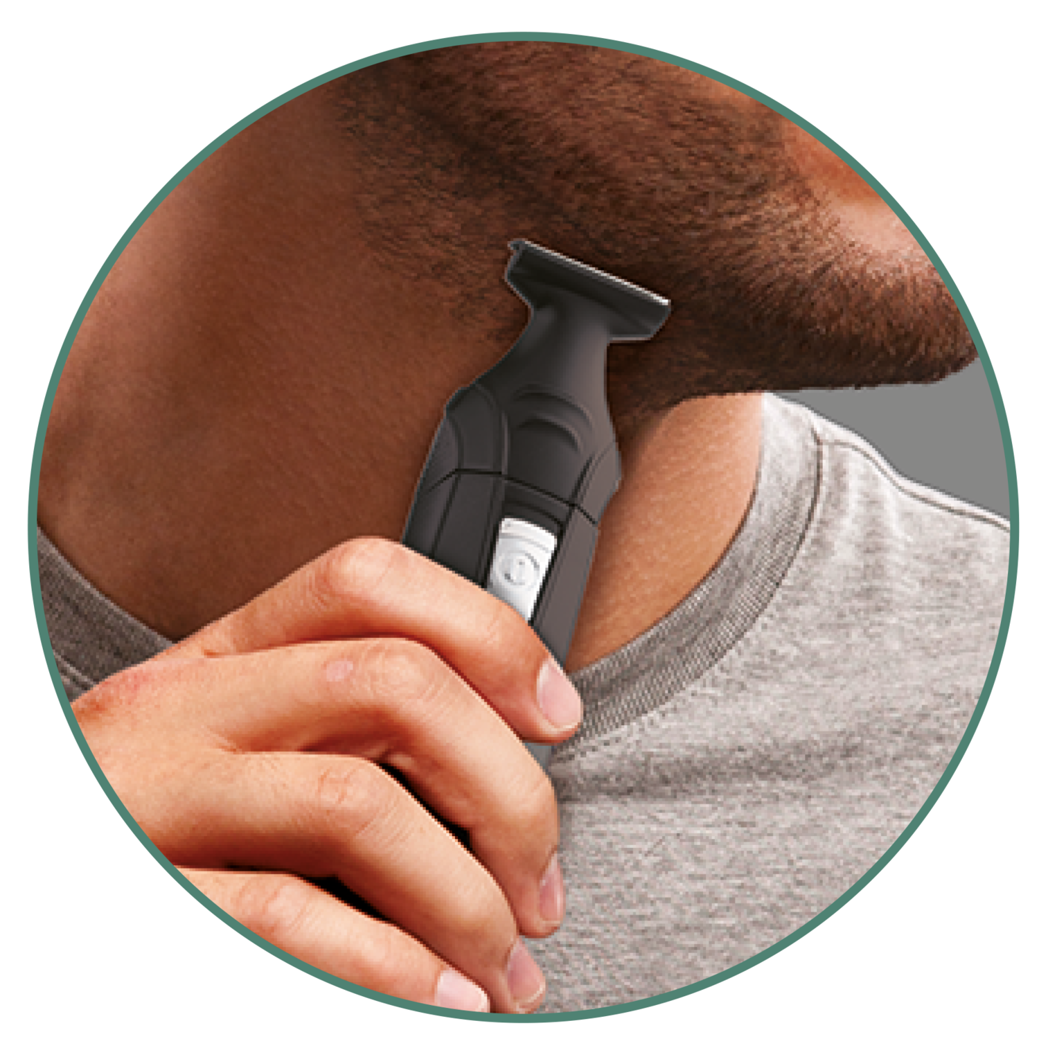 Close-up de um homem aparando os pelos do pescoço com um aparador preto e prateado.
