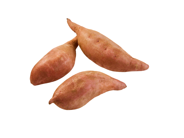 Três batatas-doces com casca avermelhada-acastanhada, dispostas sobre um fundo preto.