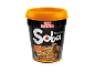 Copo de noodles preto com tampa laranja, com o texto 'Soba Wok Style Peking Duck'.