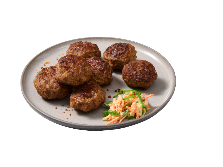 Prato de almôndegas com salada coleslaw.