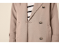 Gabardine bege com camisola às riscas