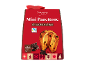 Embalagem vermelha de mini panettone com pepitas de chocolate e decorações de Natal.