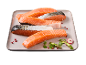 Filetes de salmão fresco com e sem pele, guarnecidos com espargos, rabanetes e pimenta rosa.