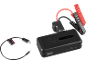 Arrancador de bateria preto com cabos de ligação e um cabo de carregamento USB.