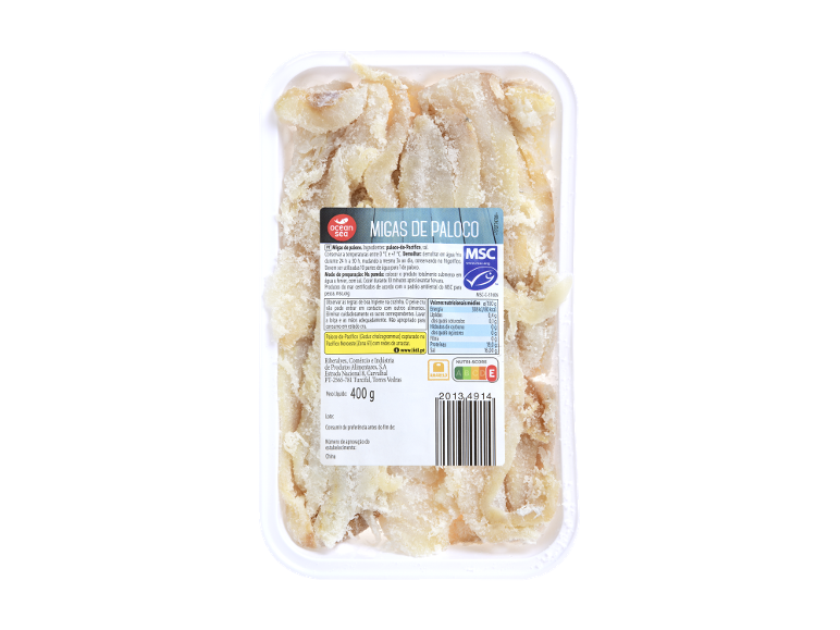 Ocean Sea Migas de Paloco (lascas de bacalhau do Pacífico) numa bandeja com informação nutricional e código de barras.
