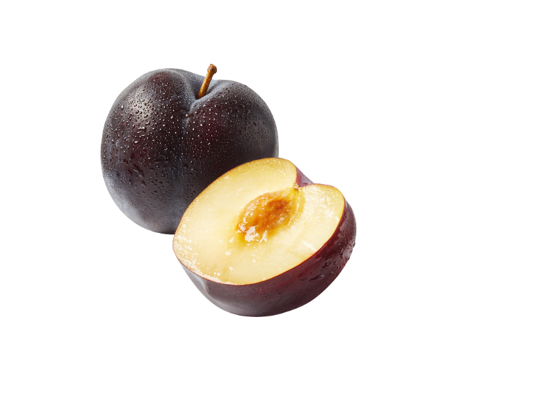 Ameixa escura fresca com gotas de água e uma ameixa cortada ao meio mostrando a polpa amarela.