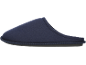 Chinelo azul-escuro com sola cinzenta.