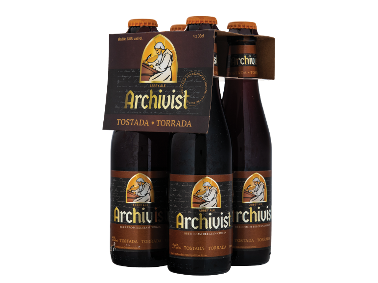 Pack de quatro garrafas de cerveja de abadia escura, 6,5% vol, com um monge a escrever no rótulo.
