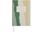 Caderno com texto «Good Things Ahead» e um padrão abstrato verde e bege.