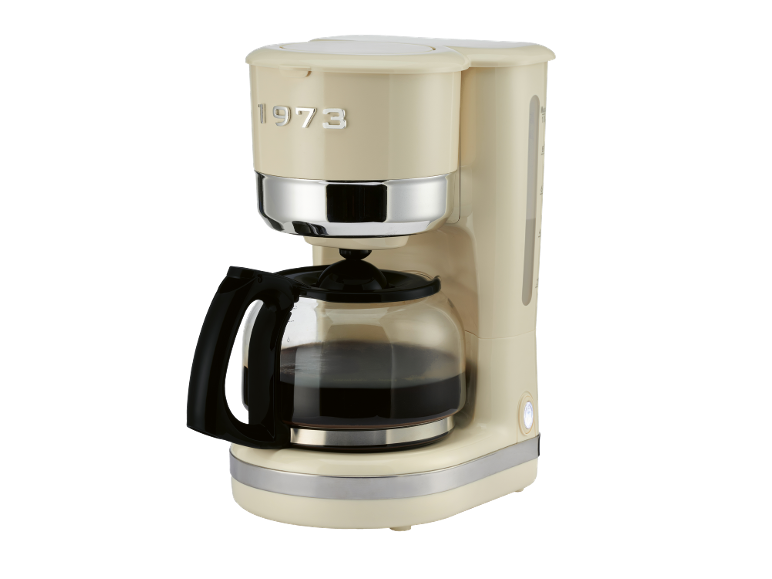 Máquina de café creme estilo retro com jarra de vidro cheia de café, com texto em relevo '1973'.