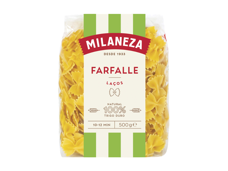 Pacote de massa farfalle com riscas verdes e uma etiqueta vermelha.