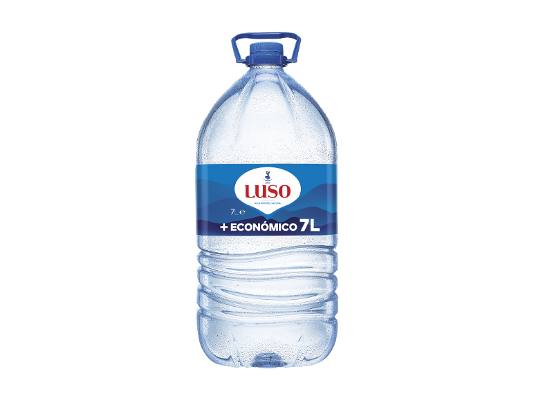 Garrafa grande de plástico de 7L de água mineral com rótulo azul, texto '+ ECONÓMICO 7L'.