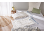 Sacos de armazenamento a vácuo com roupa de cama sobre uma cama num quarto luminoso.