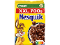 Embalagem grande de cereais de chocolate com coelho e tigela de cereais com leite.