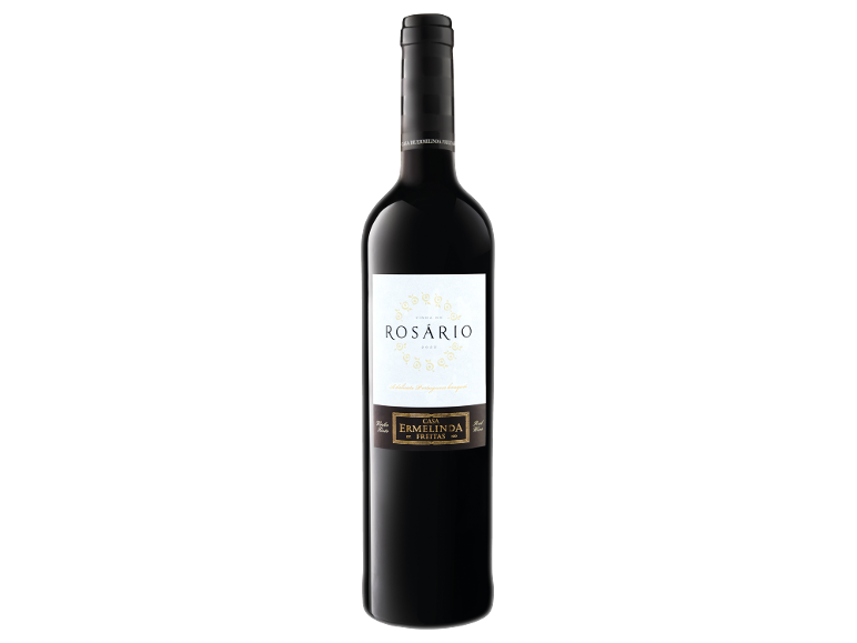 Vinho tinto com rótulo 'Vinha do Rosário 2022' e 'A delicate Portuguese bouquet'.