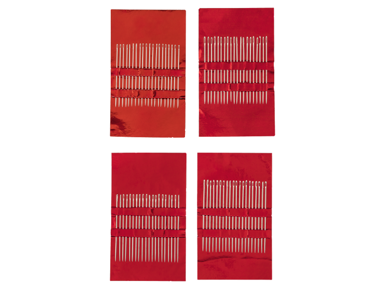 Quatro kits de costura com agulhas de vários tamanhos sobre um fundo preto.