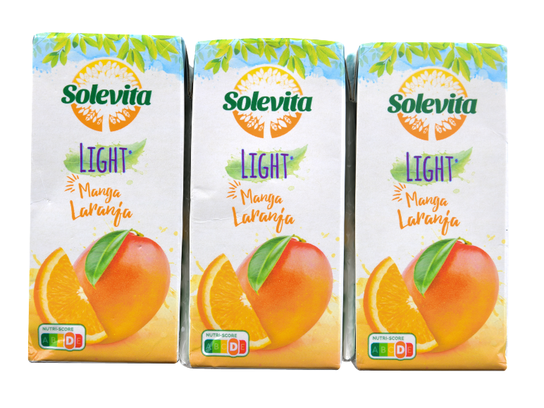 Três embalagens de sumo Solevita Light Manga Laranja com Nutri-Score.