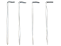 Quatro palhinhas de metal reutilizáveis com uma dobra, sobre um fundo preto.
