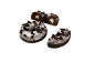 Donuts de chocolate com cobertura branca e pedaços de bolacha, um cortado ao meio.