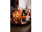 Velas e tealights com tema de Halloween numa bandeja escura, com fantasmas, abóboras e morcegos.