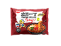 Massa ramen picante em embalagem vermelha, com uma tigela de prato preparado.