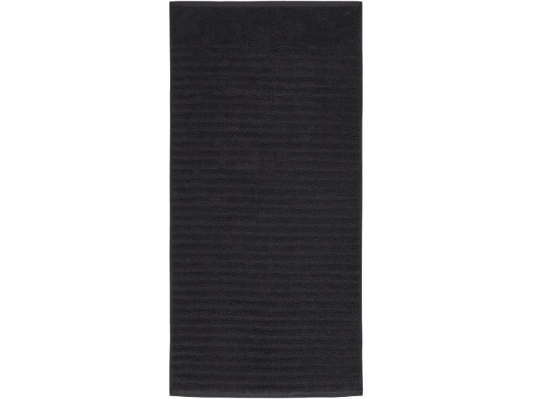 Tapete de casa de banho preto com padrão canelado horizontal.