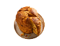 Panettone com frutas cristalizadas e passas, com uma fatia cortada, num prato.