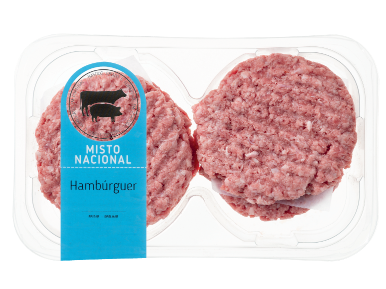 Hambúrgueres crus de carne de vaca e porco em embalagem, com a etiqueta 'Misto Nacional Hambúrguer'.