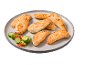 Filetes de frango assados com salada de pepino e chili num prato cinzento.