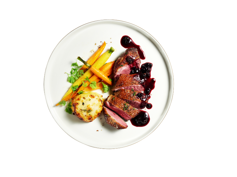 Peito de pato com molho de mirtilo, cenouras e gratinado de batata.
