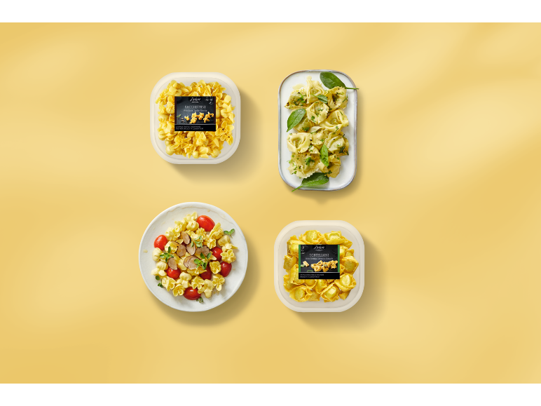 Massas recheadas sacchettini e tortelloni, algumas em embalagens, outras servidas com acompanhamentos.