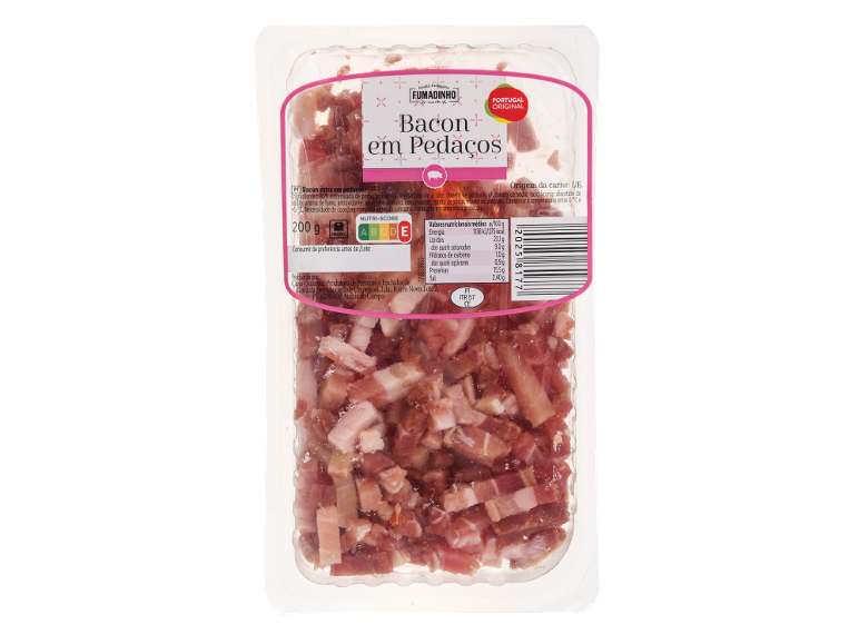Embalagem de bacon em pedaços, com etiqueta a indicar «Bacon em Pedaços» e informações nutricionais.