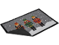 Capacho de Natal com três quebra-nozes, um preto, um verde e um vermelho, sobre um fundo nevado.